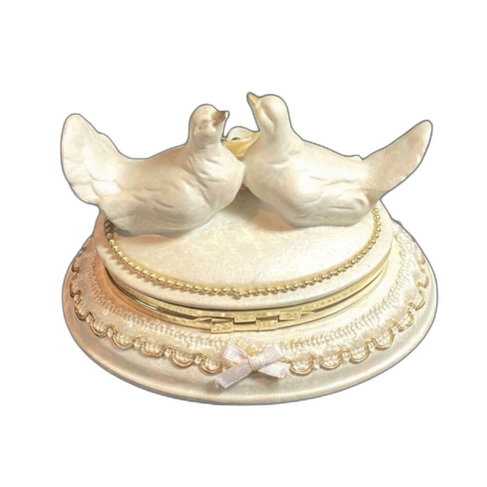 VTG Capodimonte Italian Shell Oval Trinket Box Doves Gold Silk Lined